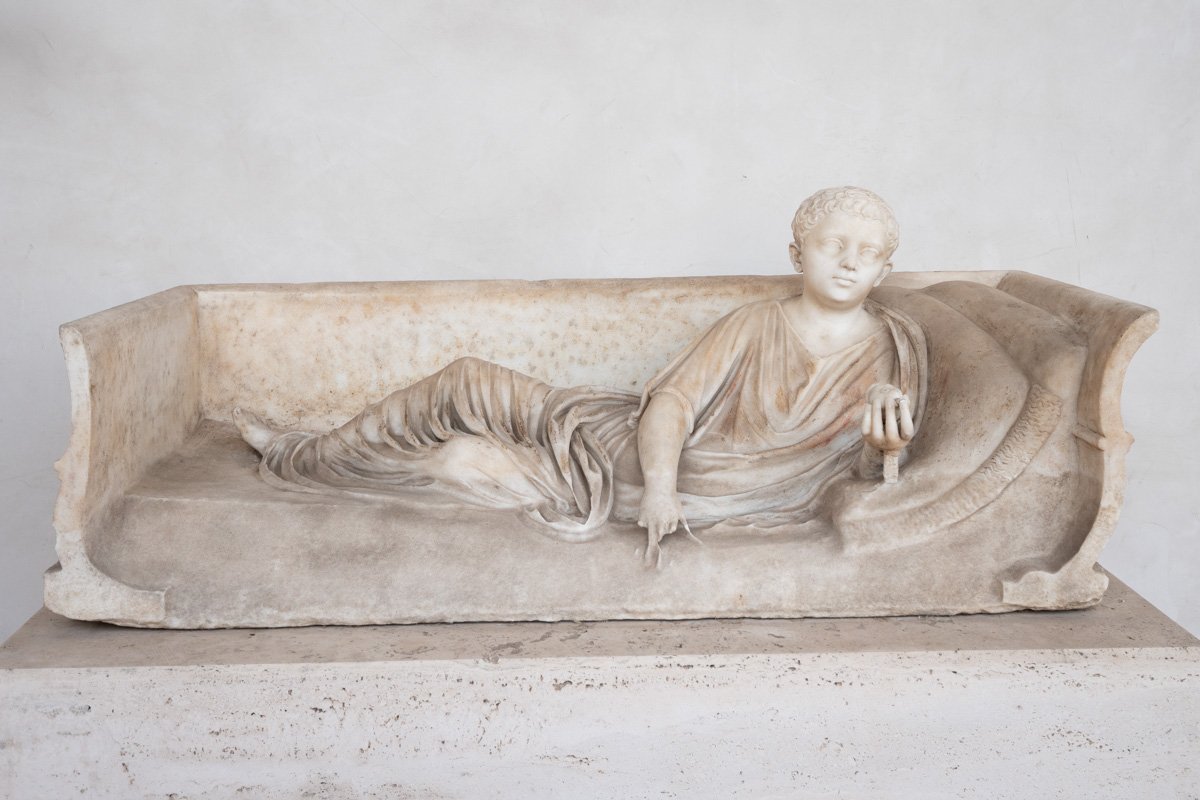 Sculpture enfant allongé