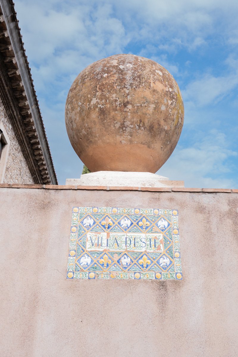 signe à l'entrée