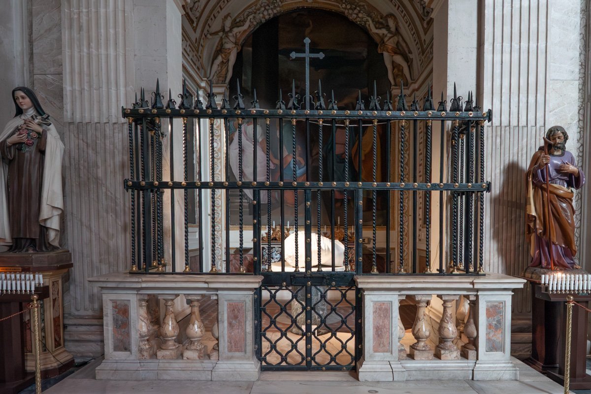 tête de statue derrière les barreaux