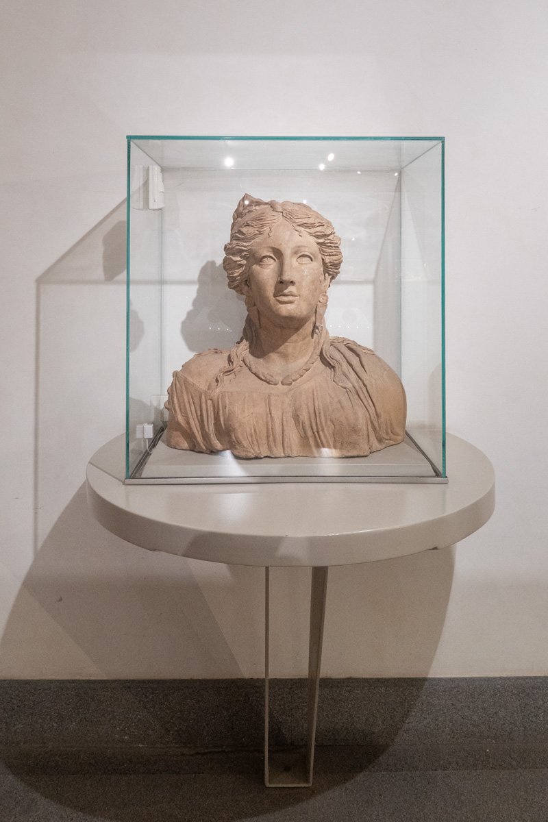 tête de statue masculine