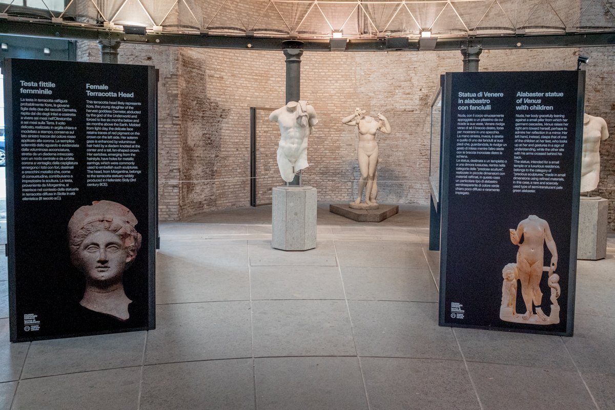 vue grand angle panneaux et oeuvres