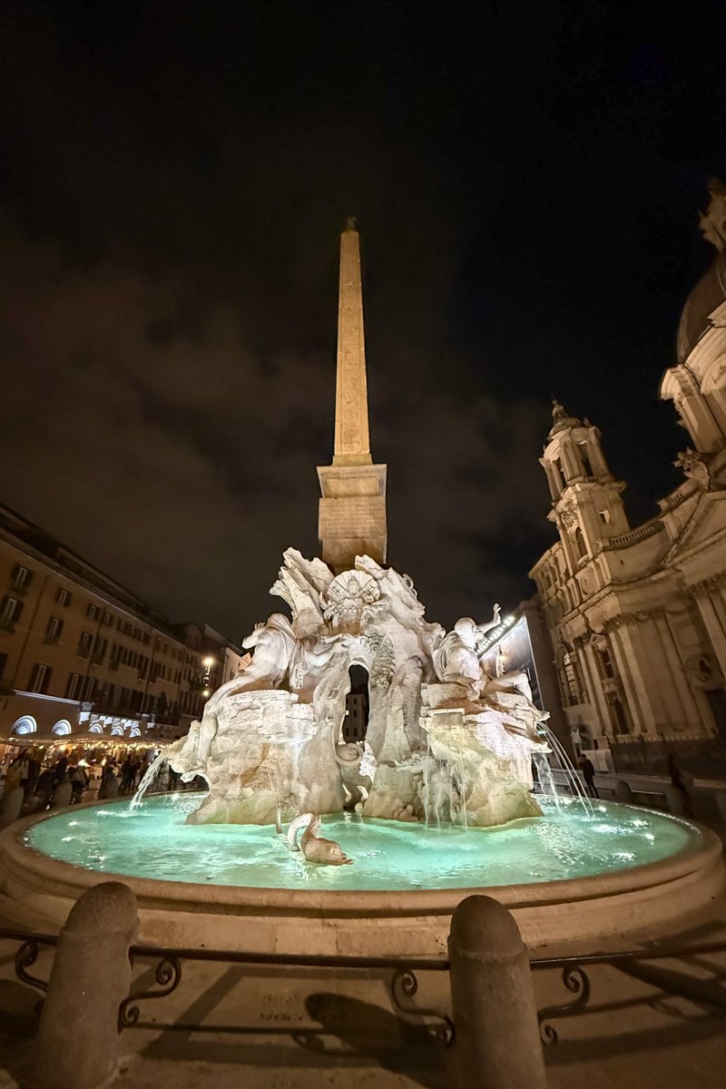 Fontaine des Quatre-Fleuves de nuit