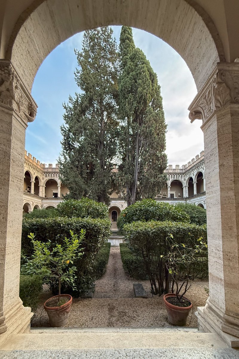 arche qui donne sur la cour