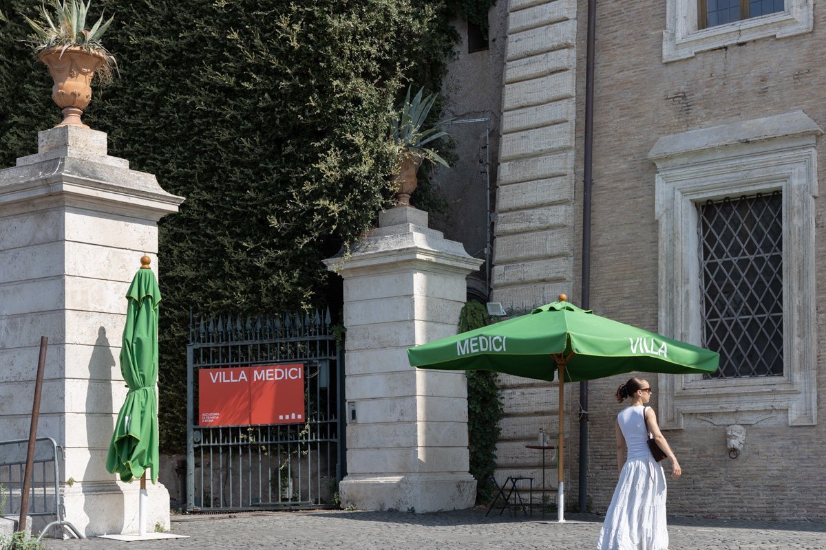 entrée avec personne qui marche