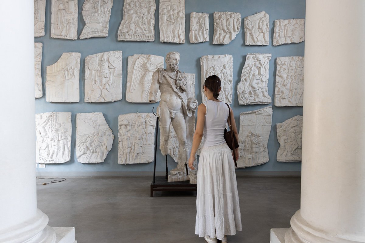 exposition pierre et statue