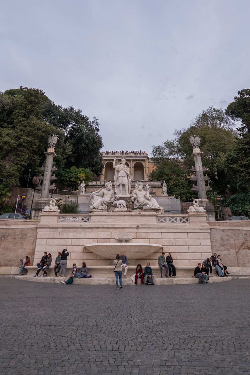 fontaine en dessous du balcon