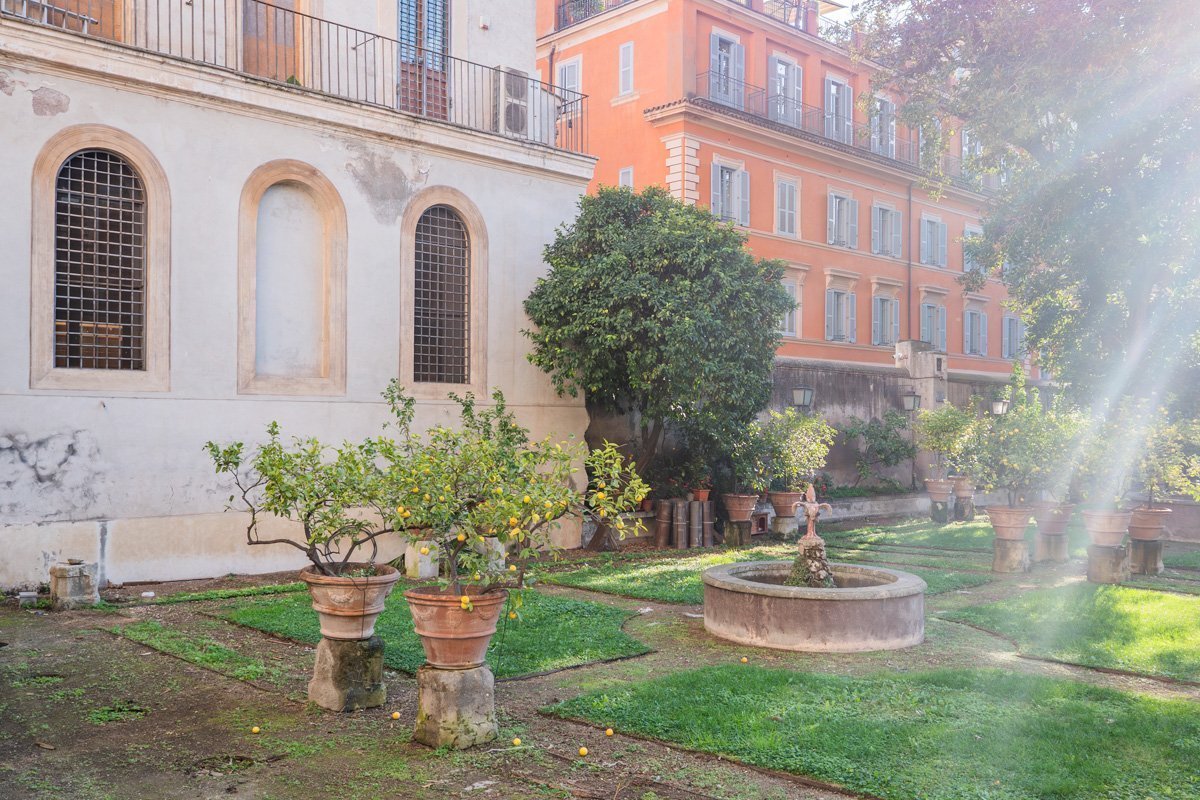 jardin devant le musée