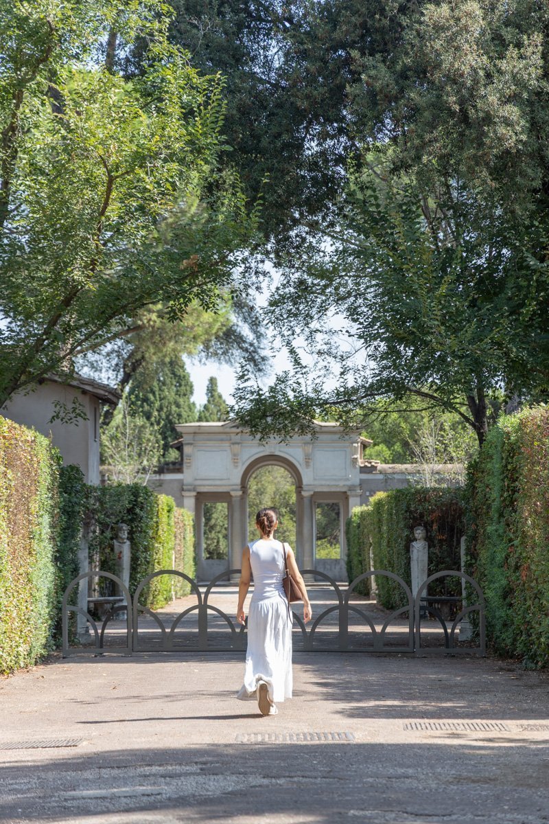 modèle marchant dans l'allée