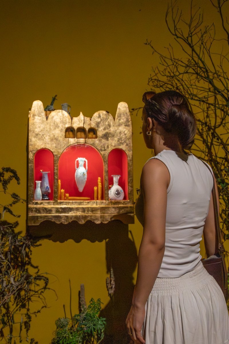 petite niche rouge avec objets