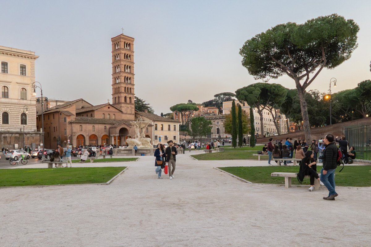 place avec fontaine et église