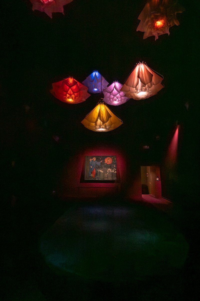 salle noir ambiance lampes couleur