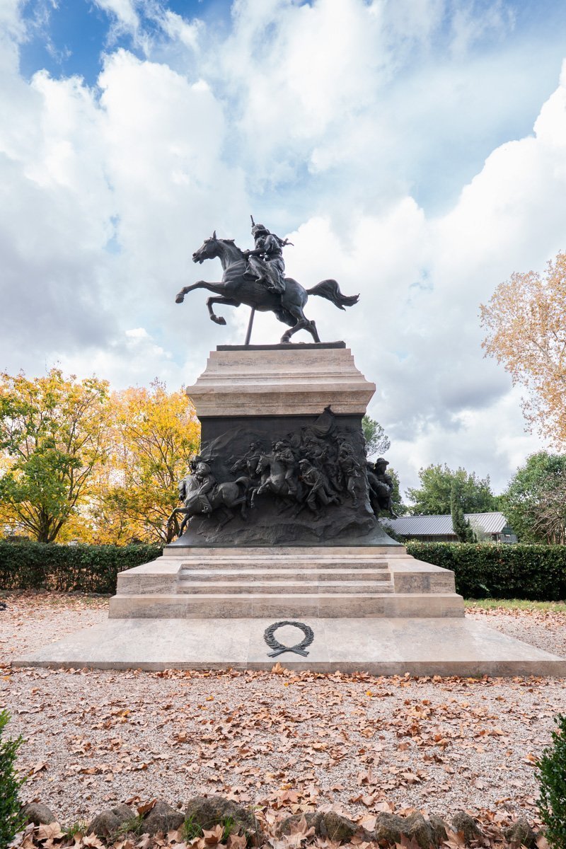 statue cavalier