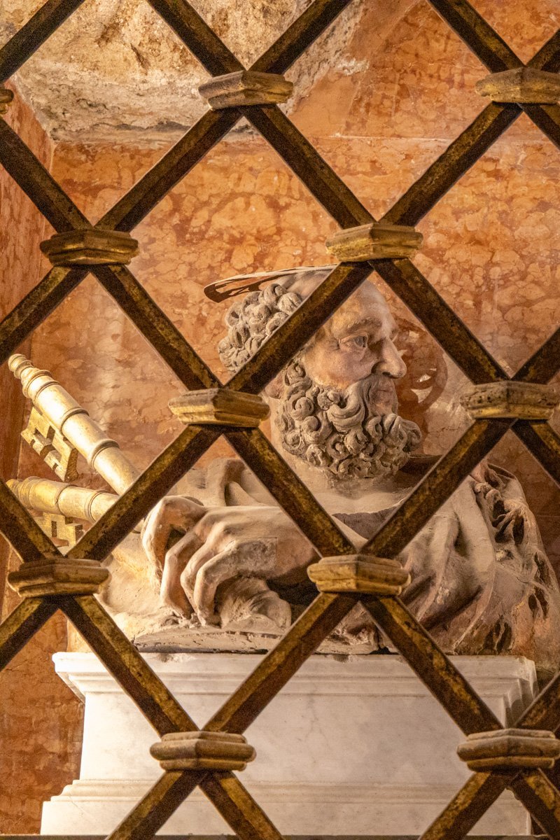 statue derrière les grillages