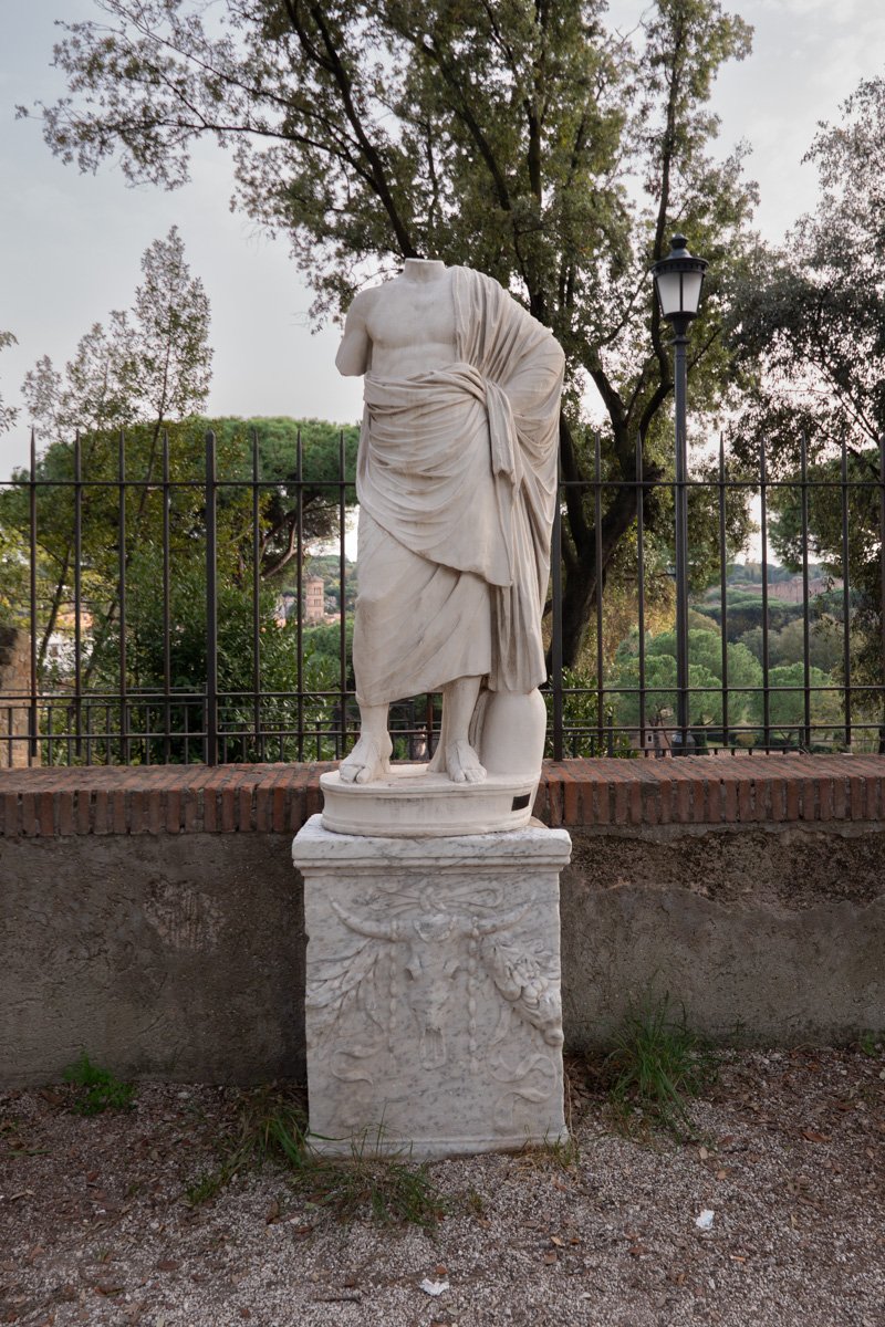 statue homme sans tête du parc