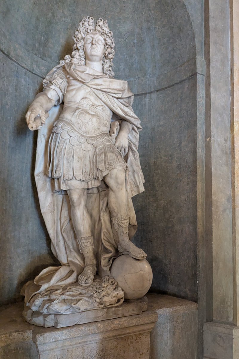 statue imposante intérieur