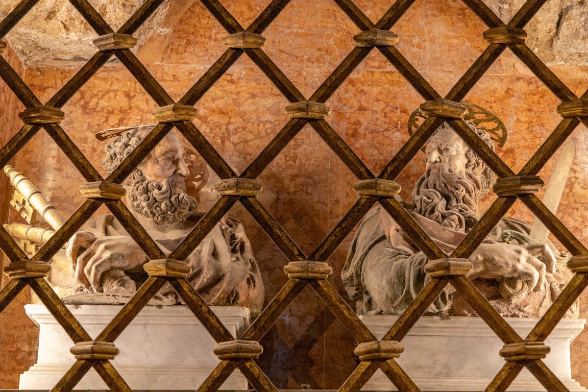 statues derrière barreaux