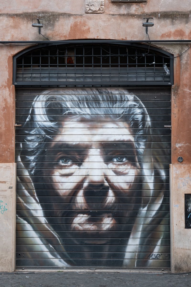 street art vielle dame