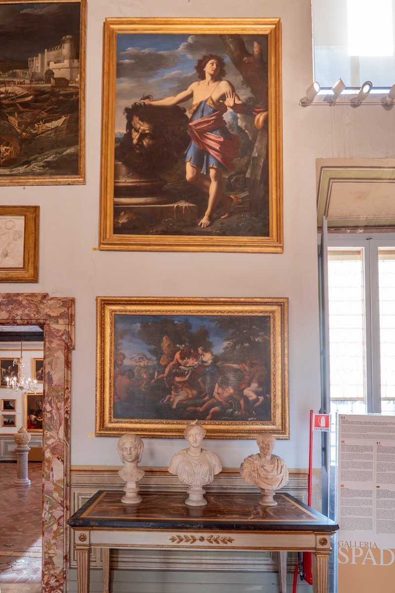 tableaux dans la pièce d'introduction