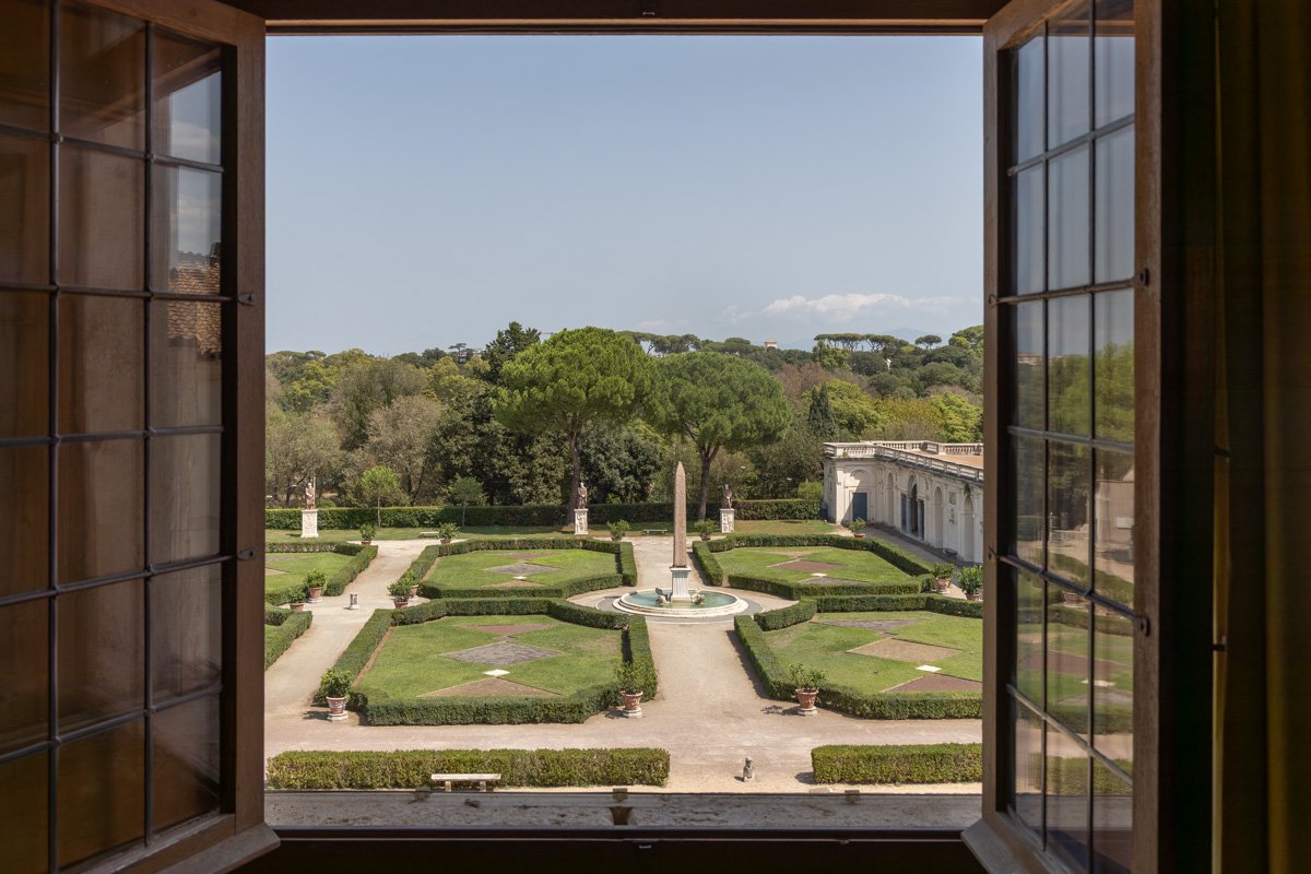vue d'ensemble du jardin depuis la fenêtre