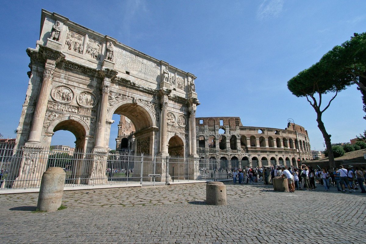 arc avec colisée en arrière plan