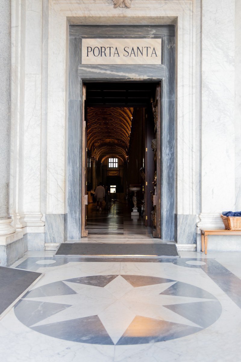 entrée dans l'église