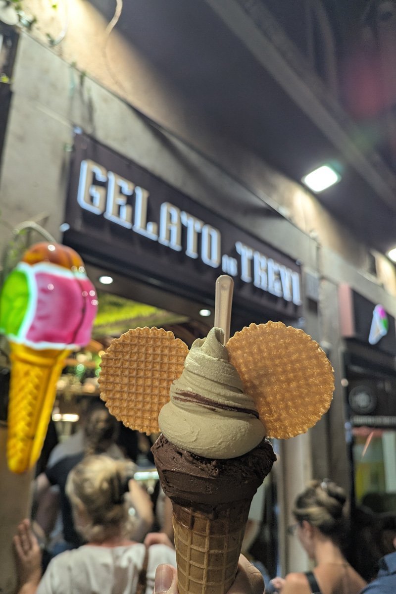 glace devant gelato trevi