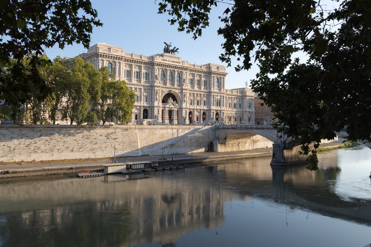 grand bâtiment derrière le tibre