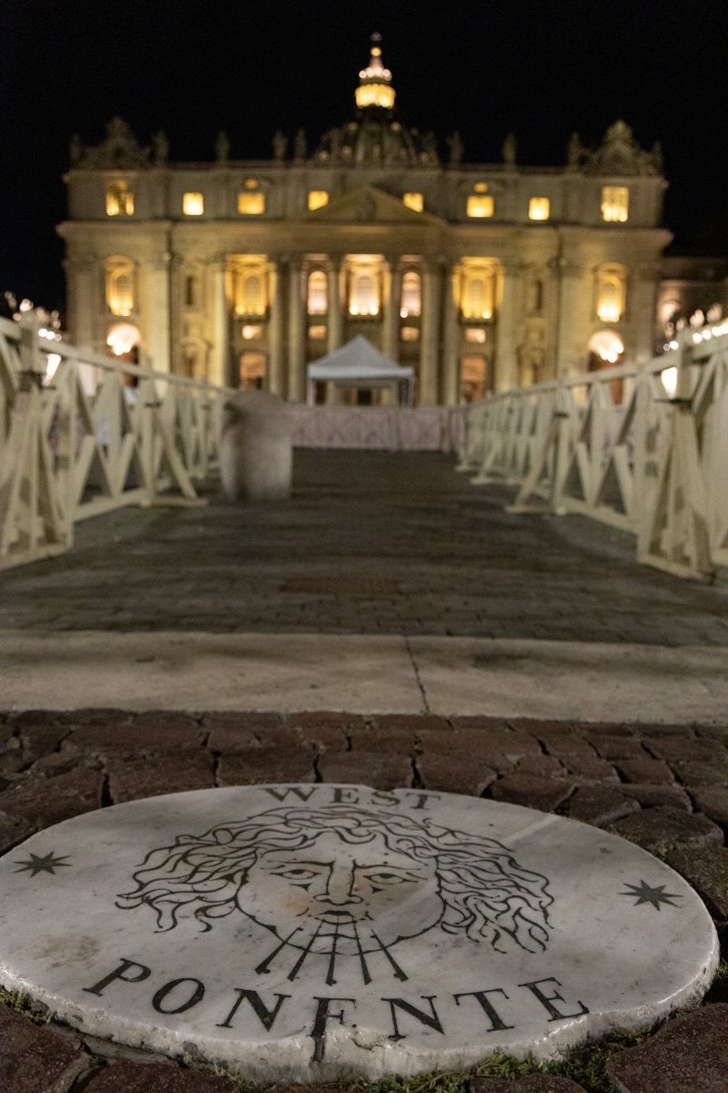 inscription au sol avec vatican derrière