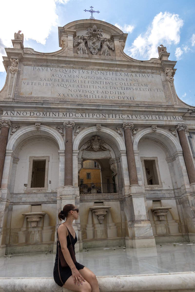 modele devant la fontaine
