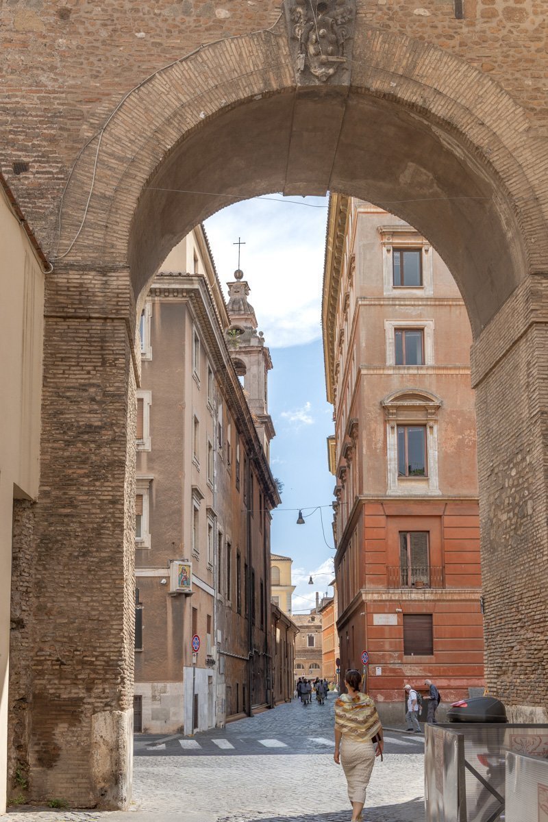 modele passant sous l'arche