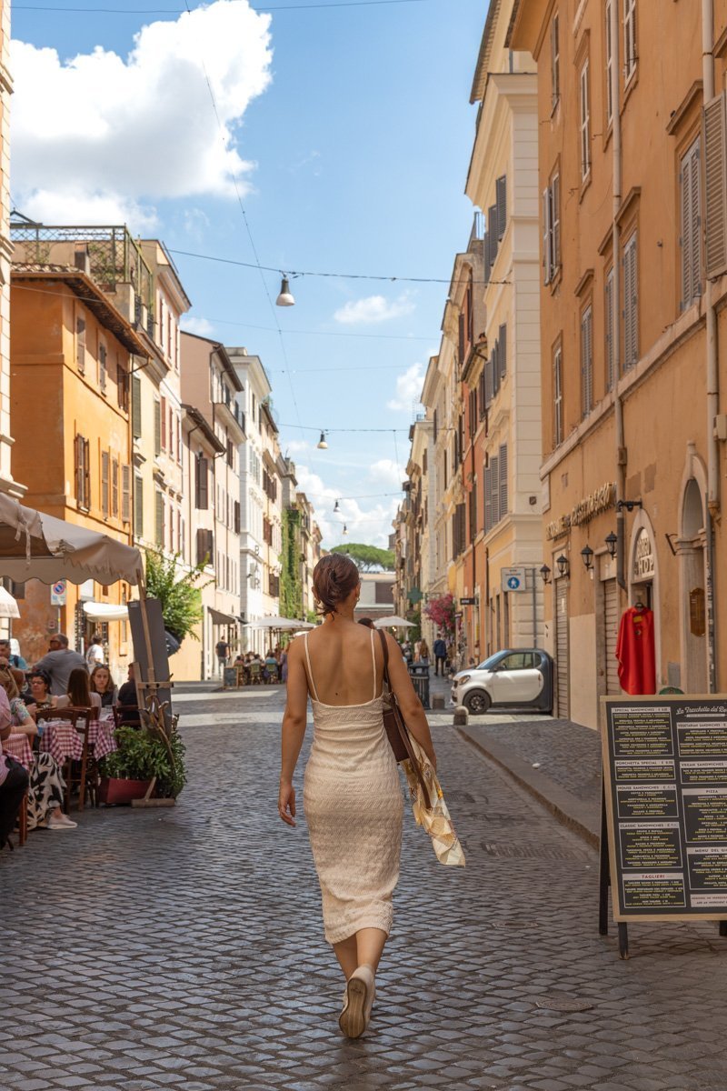 modèle qui marche dans la rue