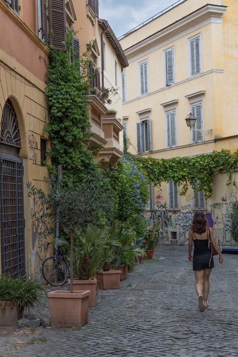 personne qui marche dans la rue