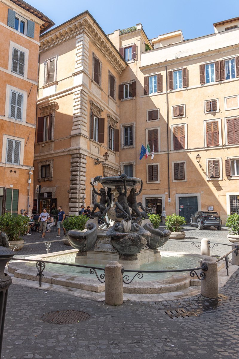 petite fontaine au milieu des rues