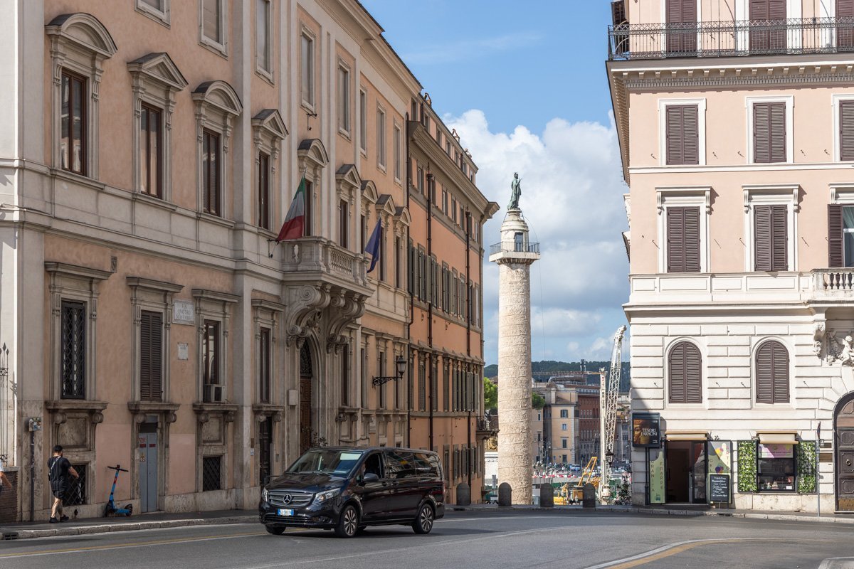 route avec statue en arrière plan