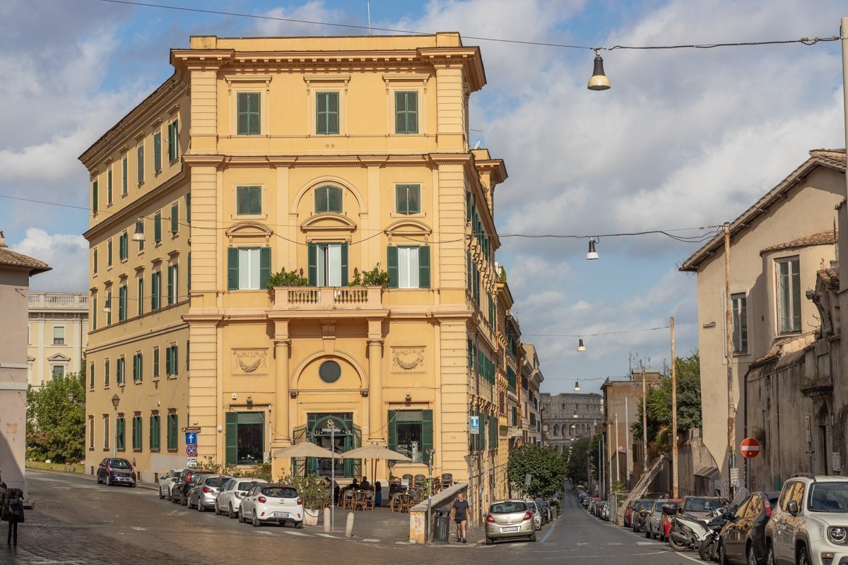 rue avec colisée en arrière plan