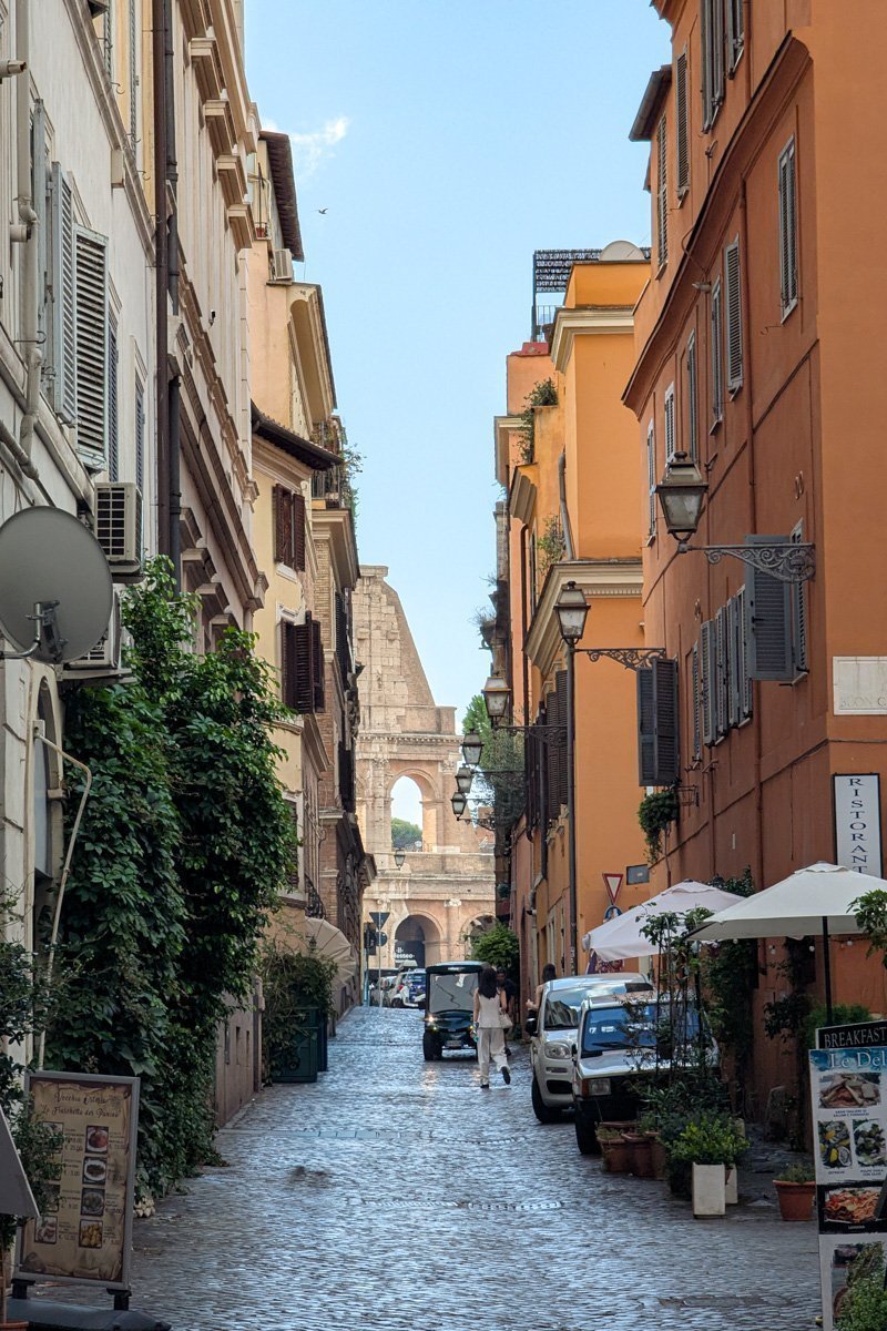 rue de monti avec aperçu du colisée