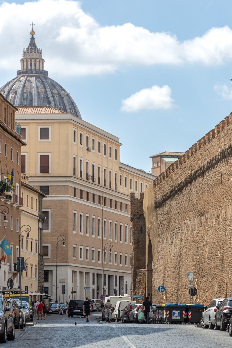 rue qui mene vers le vatican