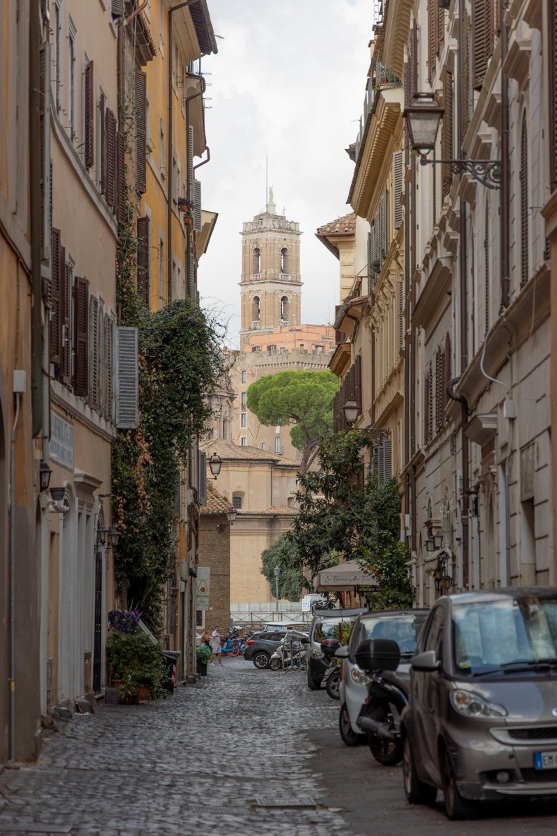 ruelle avec monument en arrière plan