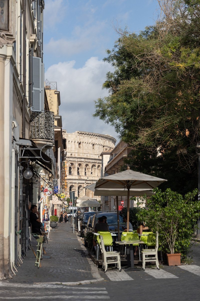 terrasse avec colisée en arrière plan