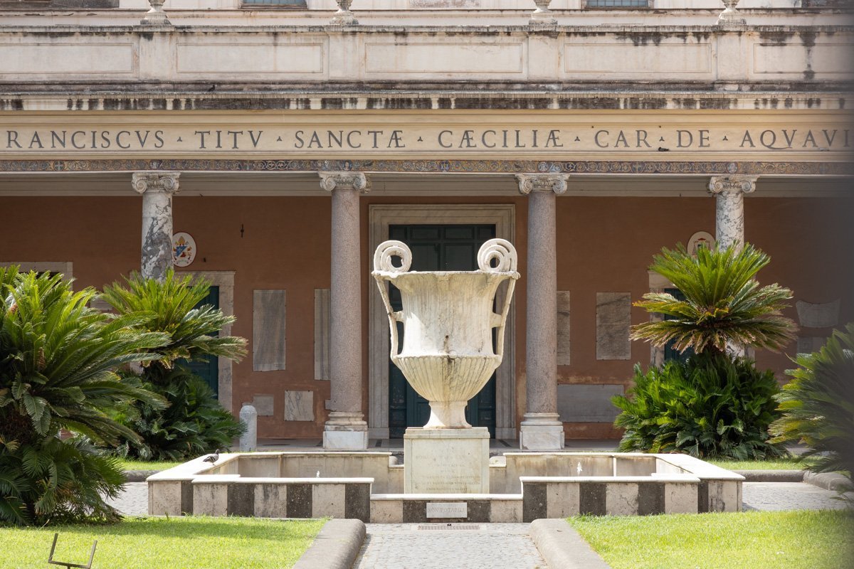 vase au centre d'une place