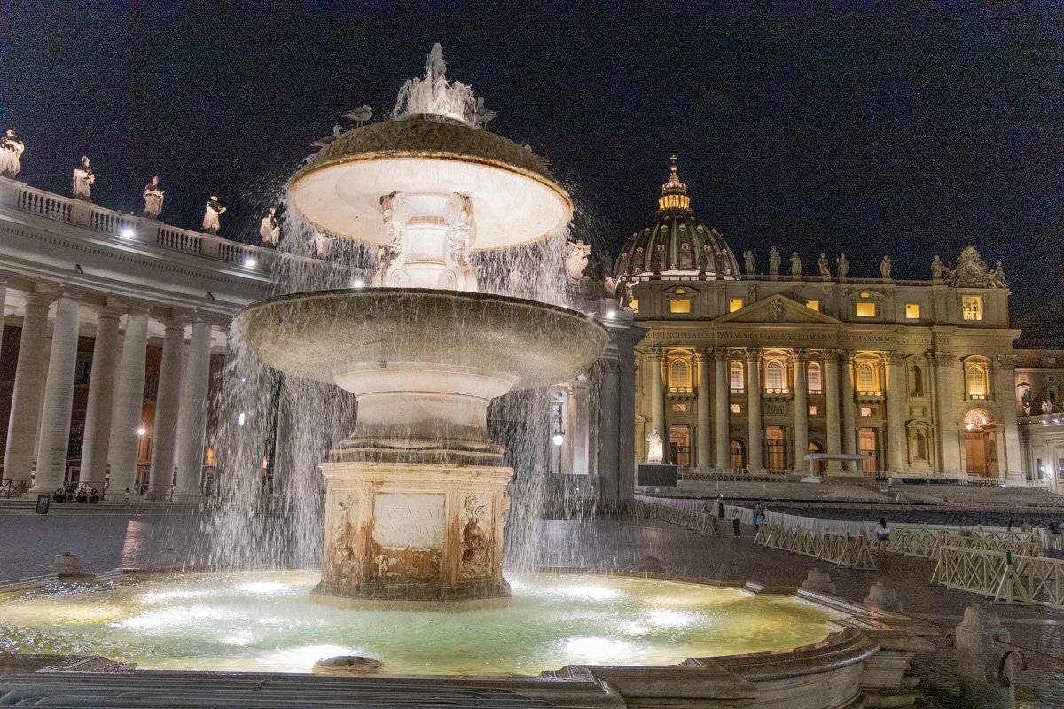 vatican de nuit avec fontaine