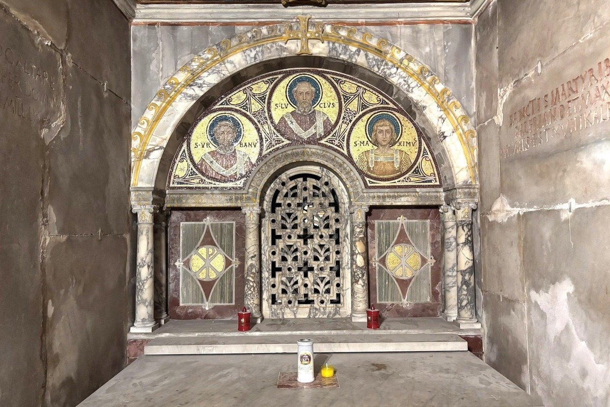 Autel de crypte avec mosaïque byzantine représentant trois saints en médaillons