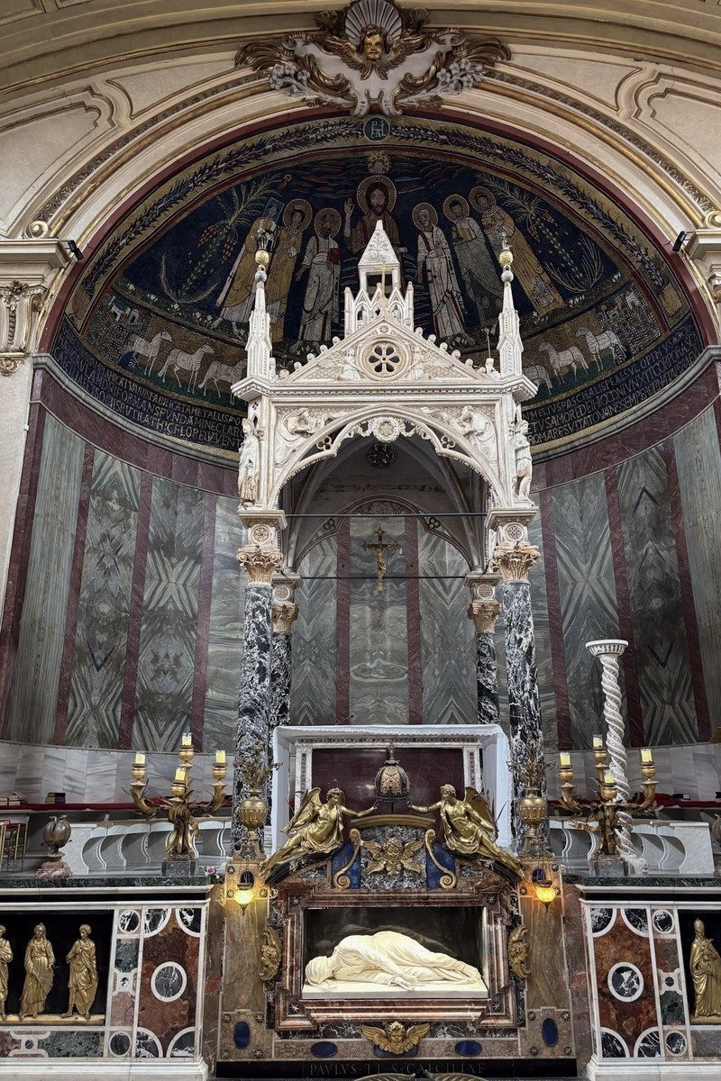 Autel baroque doré surmonté d'une mosaïque byzantine et statue allongée