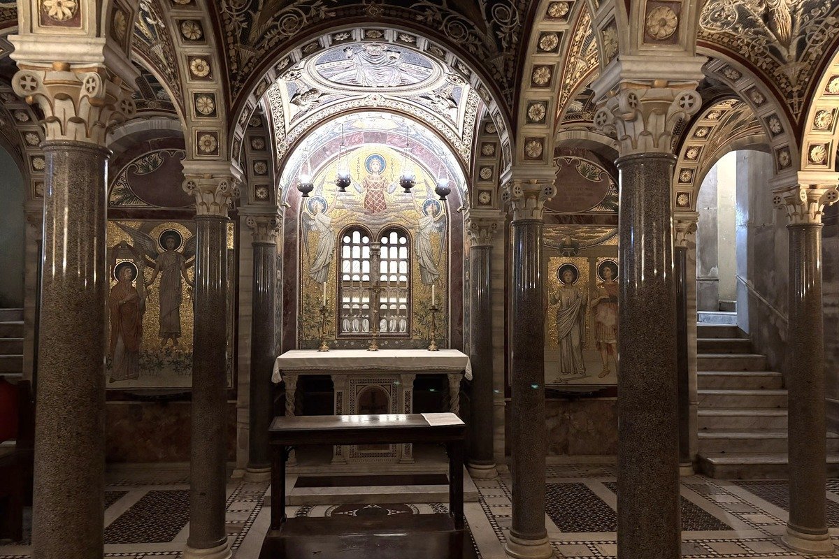 Crypte ornée de mosaïques dorées avec autel central et colonnes de marbre