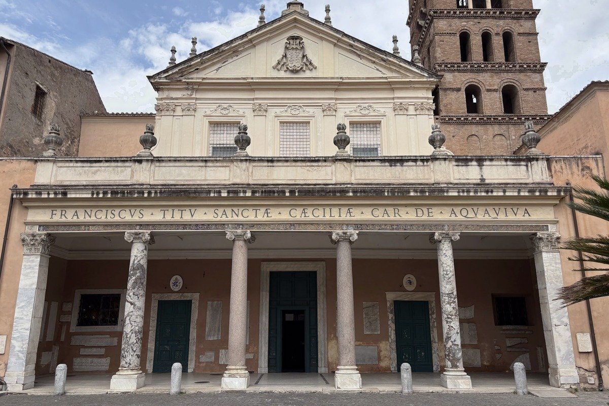 Façade d'une basilique avec portique à colonnes de marbre et inscription latine