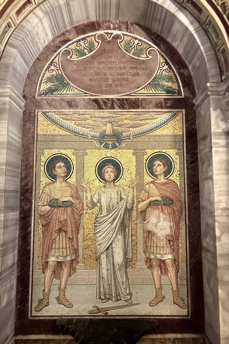 Mosaïque dorée représentant trois saints en toge sous une arche de marbre