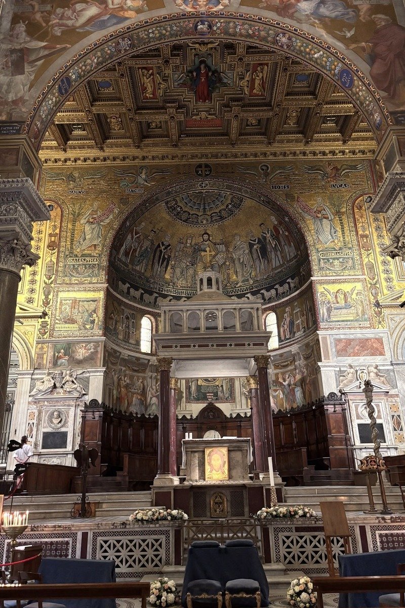 Abside byzantine dorée avec mosaïques et autel central d'une basilique