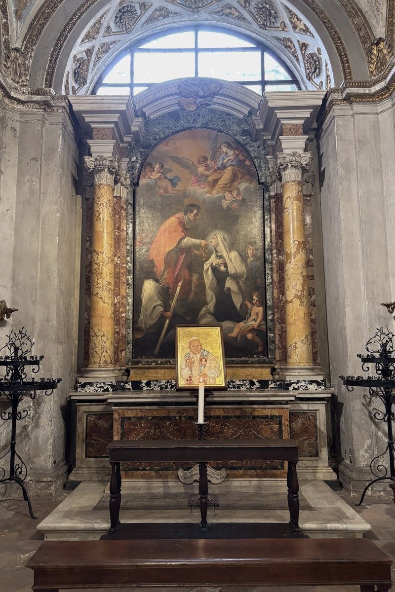 Chapelle latérale avec autel, icône et grand retable baroque peint