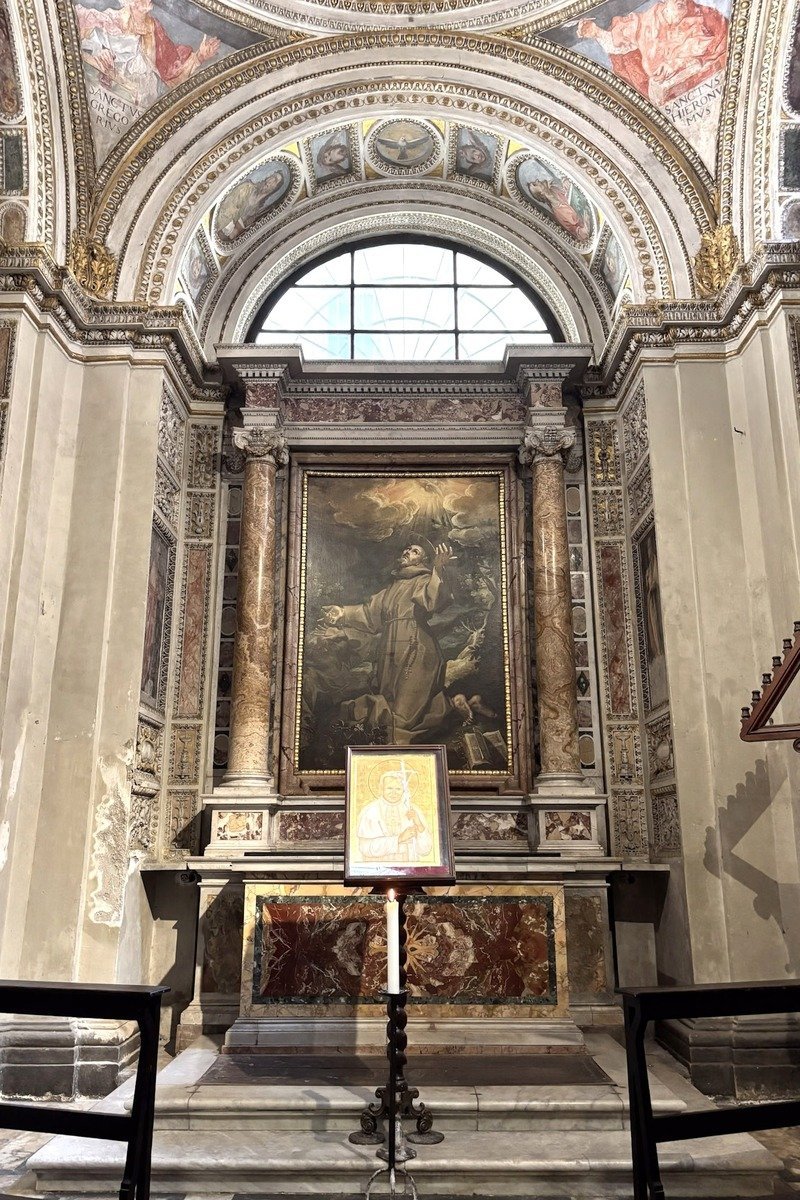 Chapelle latérale baroque avec autel en marbre et grand tableau religieux