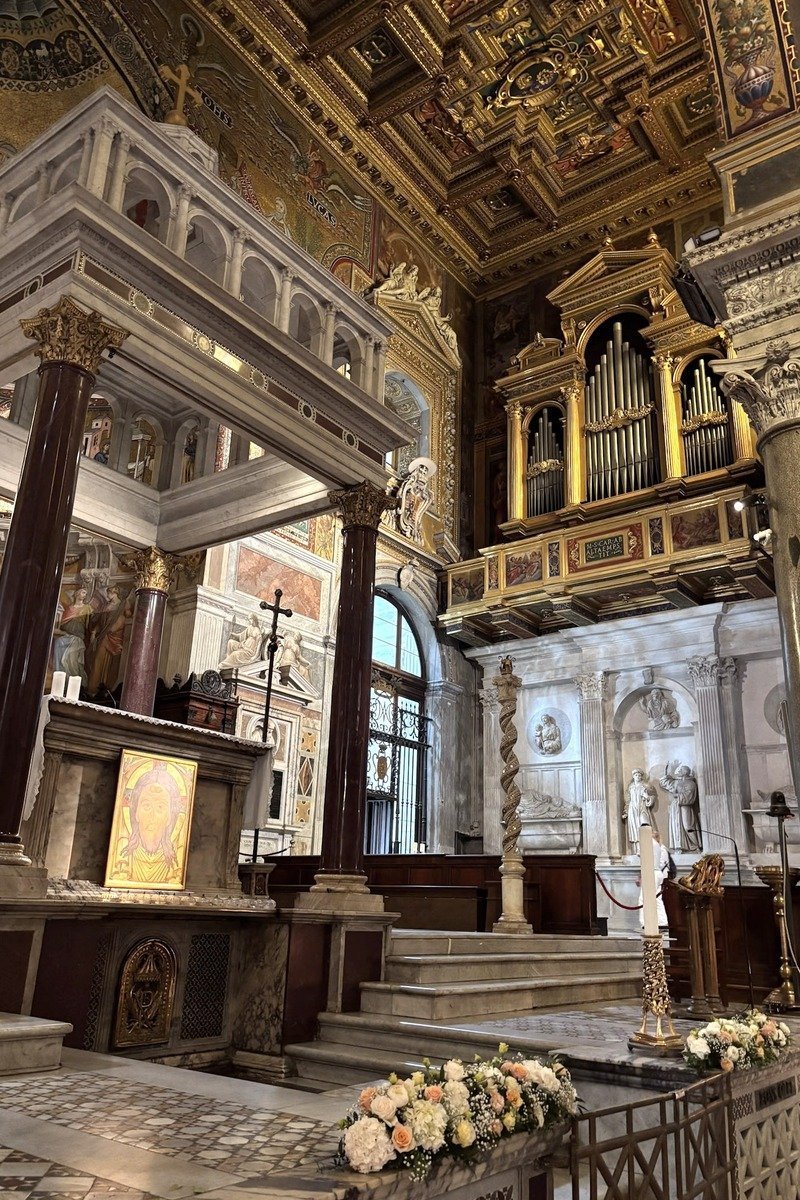 Intérieur d'église baroque avec autel, orgue doré et plafond orné
